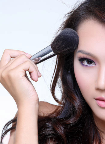 Mắt ánh tím với chân dài Ngọc Thạch, Làm<br />
đẹp,