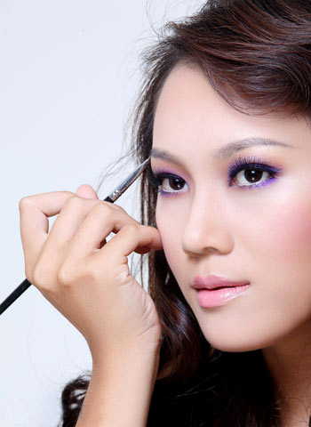 Mắt ánh tím với chân dài Ngọc Thạch, Làm<br />
đẹp,